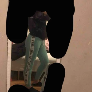  - Ett par jättesköna mjukisbyxor i storlek XS som tyvär nu har blivit för korta för mig 