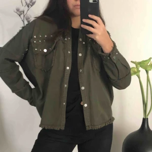  - Grön jeans jacka med snygga detaljer från Zara! Dm vid intresse 🥰