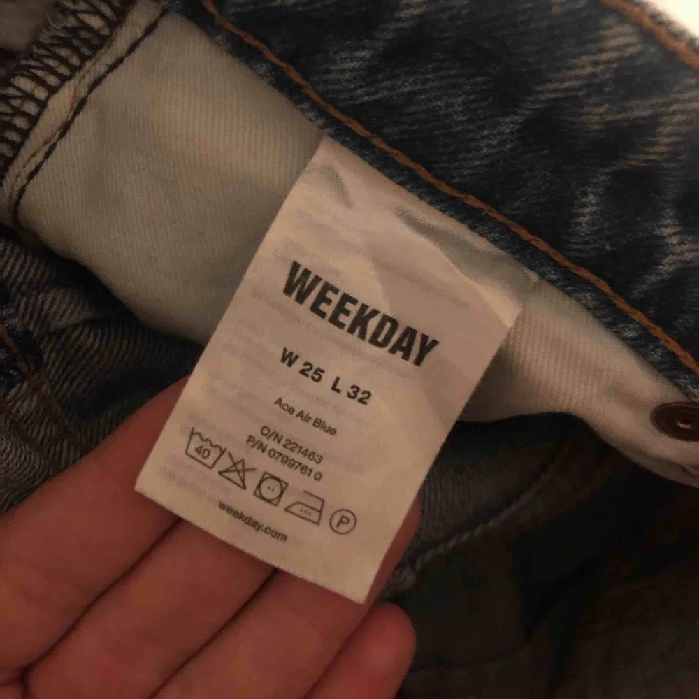 Hej,  Säljer nya weekday jeans, använda max 3 gånger, tvättade 1 gång säljer då de tyvärr är för långa och har beställt i längden kortare  Modell: Ace Färg: Air blue. Jeans & Byxor.