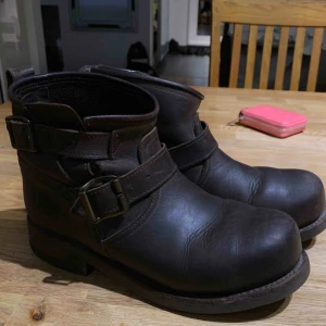  - Primeboots. Ett hål på ena skon därav priset. Syns dock inte när man ha på sig dom pga att de har detaljer. Använda 1 vinter. Nypris: 3000