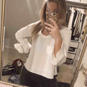  - Säljer blus från Zara med rosetter vid ärmen