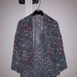  - Fin kimono i coolt mönster, frakt tillkommer<3