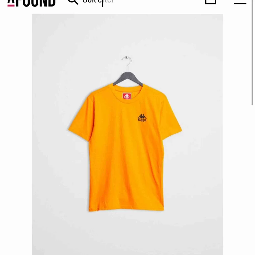 Orange kappa t-shirt i storlek S Sitter jätte bra på men det är inte min stil längre. Skriv för fler bilder.  Väldigt bra skick Fraktar. T-shirts.