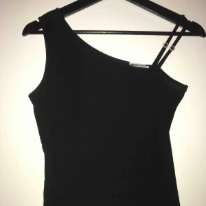  - Knappt använd topp! Riktigt fin. Stretchigt material. Skulle kunna tänka mig att den passar nog bättre på en M/S då den verkar  liten i storleken. 