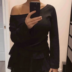  - Jättesnygg svart glittrig tröja som man kan ha off-shoulder om man vill, går även att ha båda över båda axlarna, JÄTTEFIN!  🗯fraktar alltid med video/bildbevis, frakt står köparen för (63kr)🗯
