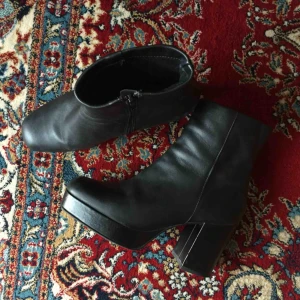  - Platåboots från K. Cobler. Använda max 5 gånger. Klacklängd 8,5 cm, platå 2 cm :) De finns fortfarande att köpa på Scorett. Nypris: 1400kr  Betalning sker med Swish. Hämtas på Södermalm eller i Hökarängen, Stockholm.