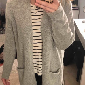  - Mysig grå stickad kofta 