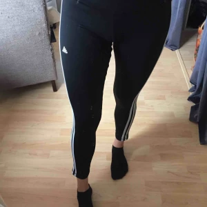  - Aldrig använda träningstights från Adidas💕 Skitsnygga och bekväma men tyvärr för korta för mig 😥 är 174 cm