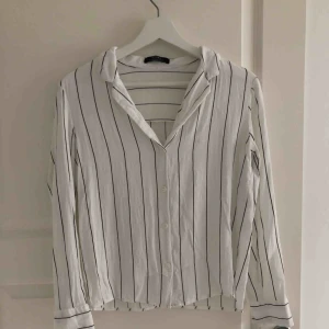  - Fin randig blus från märket Bershka, vit med svarta ränder. I helt okej skick :) Frakt betalas av köparen. 