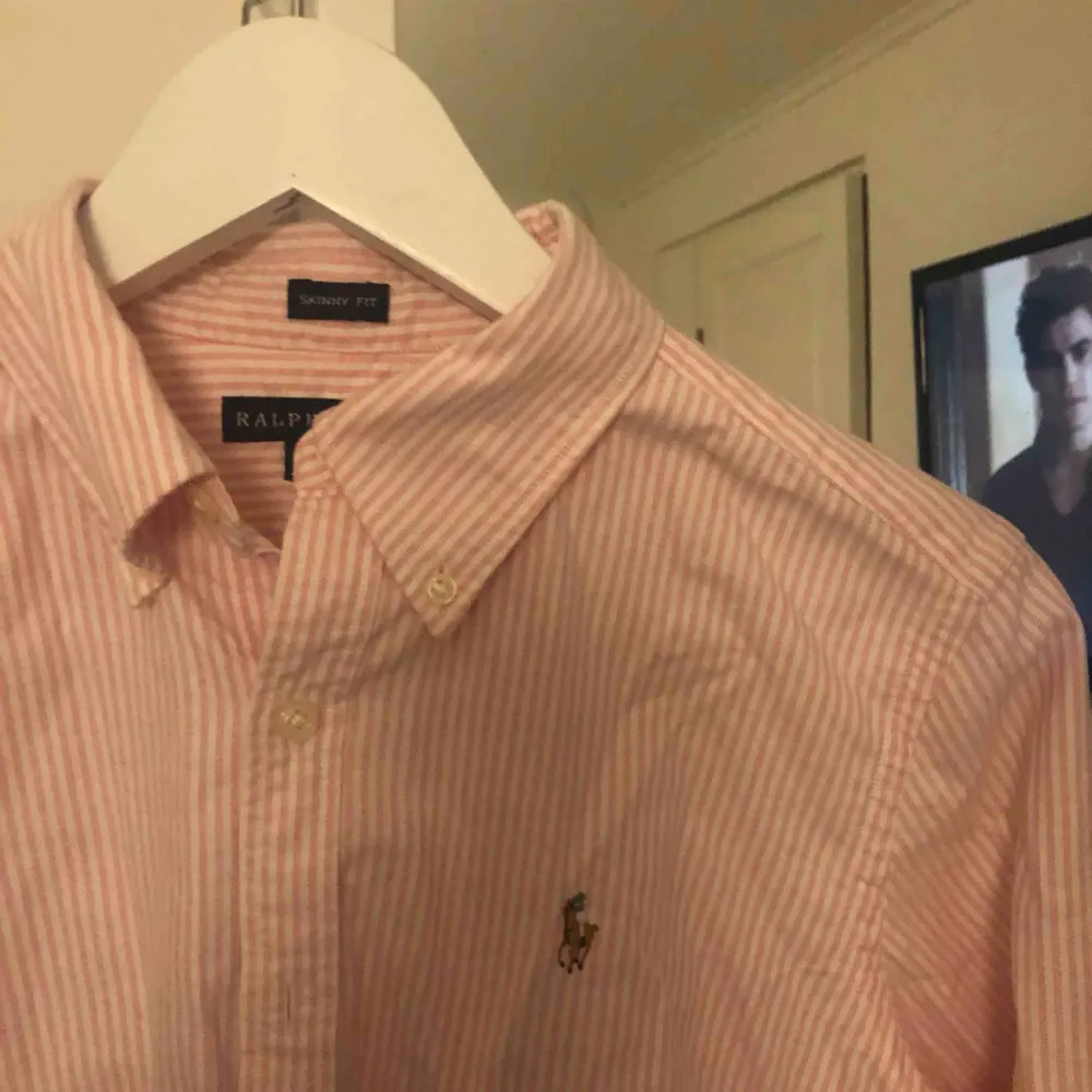 En Skjorta från Ralph Lauren i strl 8  Som ny. Skjortor.