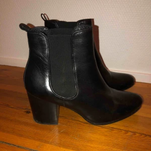  - Läder stövlar med klack. Har använts ett men är i gott skick.  Köptes för 1190kr Köparen står för frakt. Pris kan diskuteras. 