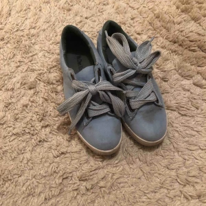  - Superfina blåa sneakers!! Aldrig använda