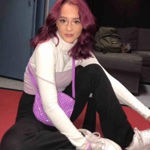  - Säljer den lila väskan på bilden<3 fint skick<3 frakt tillkommer!