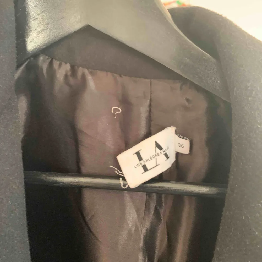 En svart snygg kappa från Linn ahlborgs kollektion från nakd. Säljer då den inte används längre. Sömmen på lappen har släpp på enda sidan men de är inget som syns då de är på insidan plus att de är en lätt fix om man vill. Frakt tillkommer💕. Jackor.