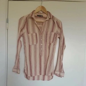  - Skjorta lindex 🌈 Kan skicka fler bilder vid intresse! Håller på att rensa inför en flytt, kommer att lägga upp massa kläder för ett billigt pris. Kan samfrakta och det går även bra att hämta det på söder i Stockholm där man kan fynda mer hemma hos mig! 🌟