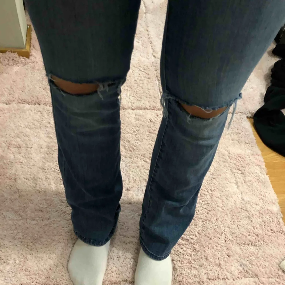 Blå bootcut med hål jag själv klippt från HM. Fraktar för 66:-. Typ perfekta bootcut brallan. Jeans & Byxor.