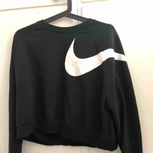  - Kort Nike tröja i storlek L. Använd en gång!