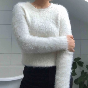  - En gullig liten mys-tröja som funkar till ett par jeans eller över en svart klänning. Super varm så passar perfekt till vintern.