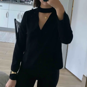  - Stilren blus med direkten dragkedja baktill.  Köparen står för frakt:)