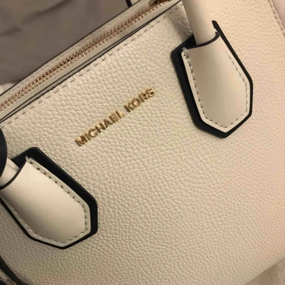 En Michael Kors väska köpt i våras, inte min stol så bestämde mig för att sälja. Köptes för 4000kr. Har en crossbody räm.. Väskor.