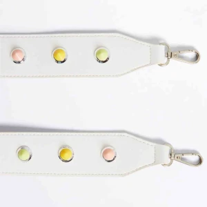  - Axelrem/väskband från Ginatricot  Laura bag strap Med pastell nitar Bra skick/använd fåtal gånger