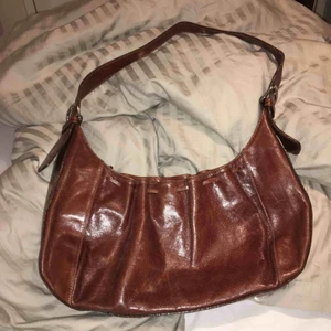 Handväska Ponzo Madrid in italy - Ponzo made in Italiens brun handväska i skinn och mocka på baksidan i helt ok skick