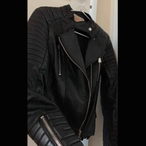  - Säljer min svarta skinnjacka från chiquelle pågrund av att den inte längre används. Original priset är 699kr, Jackan är i bra skick och finns inga fel (inga hål osv). Hör av dig om du är intresserad, jag står för frakten💖💖