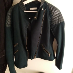  - Blandad skinnimitation och mockaimitation jacka i storlek 38. I färgen turkos. Kan fraktas men köparen står för frakten.🌷 Helt i nyskick.  