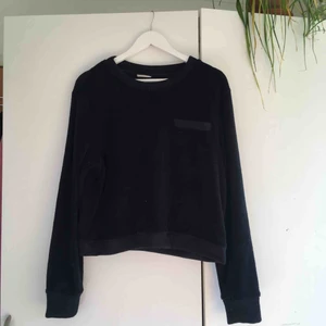  - Mörkblå fleecetröja från Weekday. Fint skick!