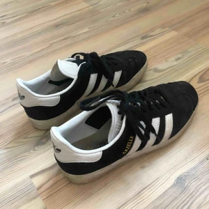  - Svarta Adidas Gazelle i mocka, väl använda men fortfarande i bra skick. 