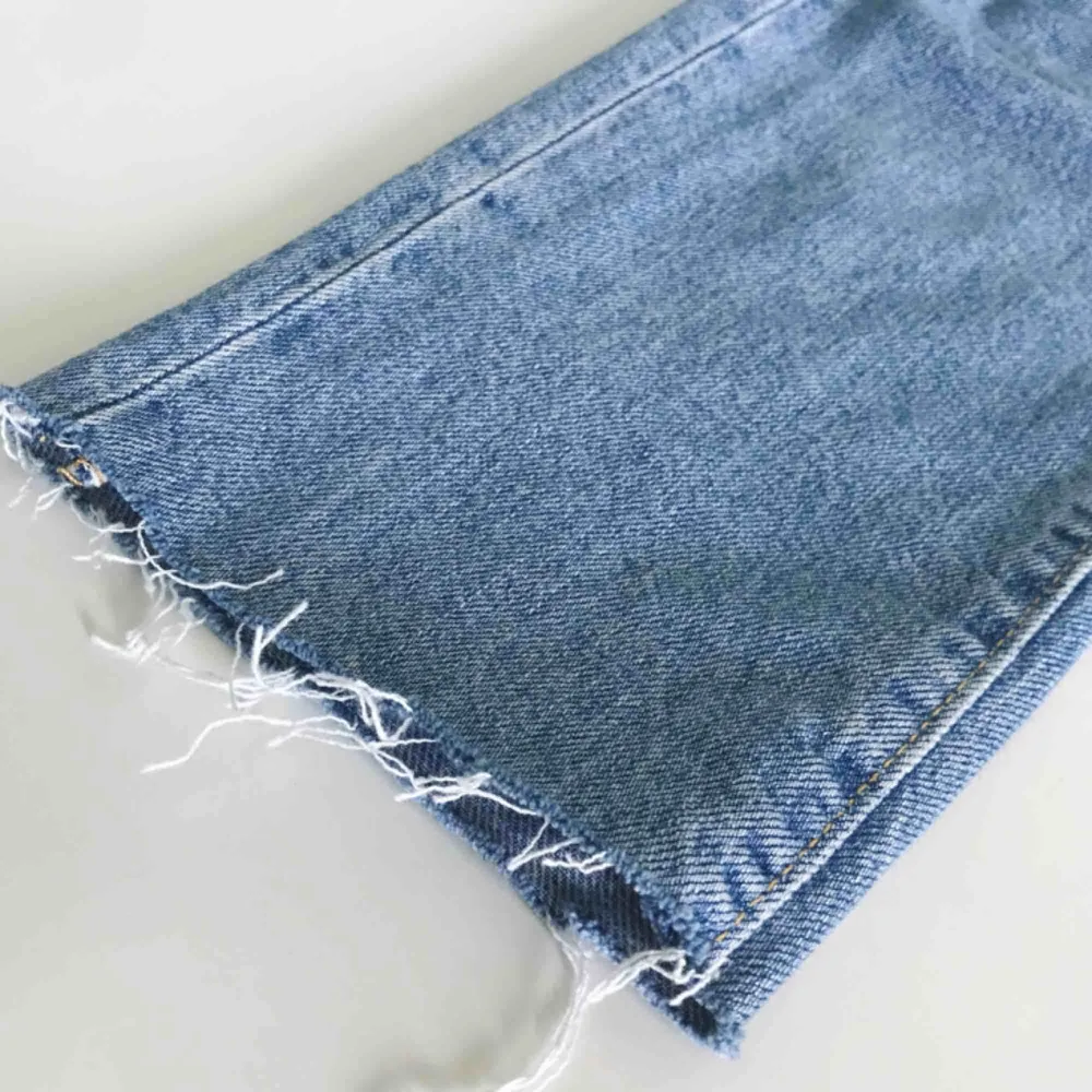 Skitsnygga jeans i bra skick från secondhand humana med avklippta ben i storlek XS. Lite korta på mig som är 171 cm, använda endast 1 gång. Köparen står för fraktkostnader eller kan mötas upp i innestads Sthlm. Jeans & Byxor.