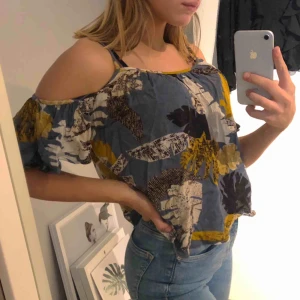  - Snygg blus från bikbok