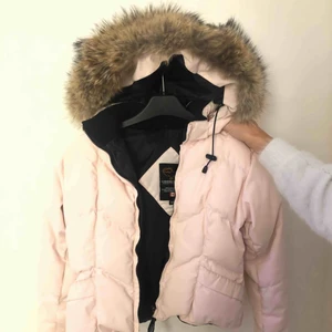  - Jätte fin Canada Goose jacka för bra pris! (Ordinarie pris ungefär 5000) ( Äkta Canada Goose och äkta päls) Inga hål eller skador på jackan och endast använd några gånger.👍🏼🤩