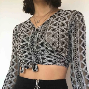  - Underbart fin crossover topp som passar med allt! Aningen genomskinlig men det går att fixa med ett linne eller en snygg bh! Kommer tyvärr ej till användning o behöver därför nytt hem