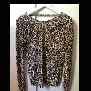  - Leopard topp med öppen rygg, använd cirka en gång