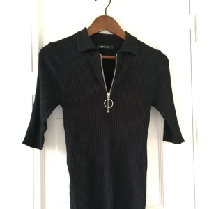  - Svart tröja med dragkedja, använd max 5 ggr. Bra skick! 🌼