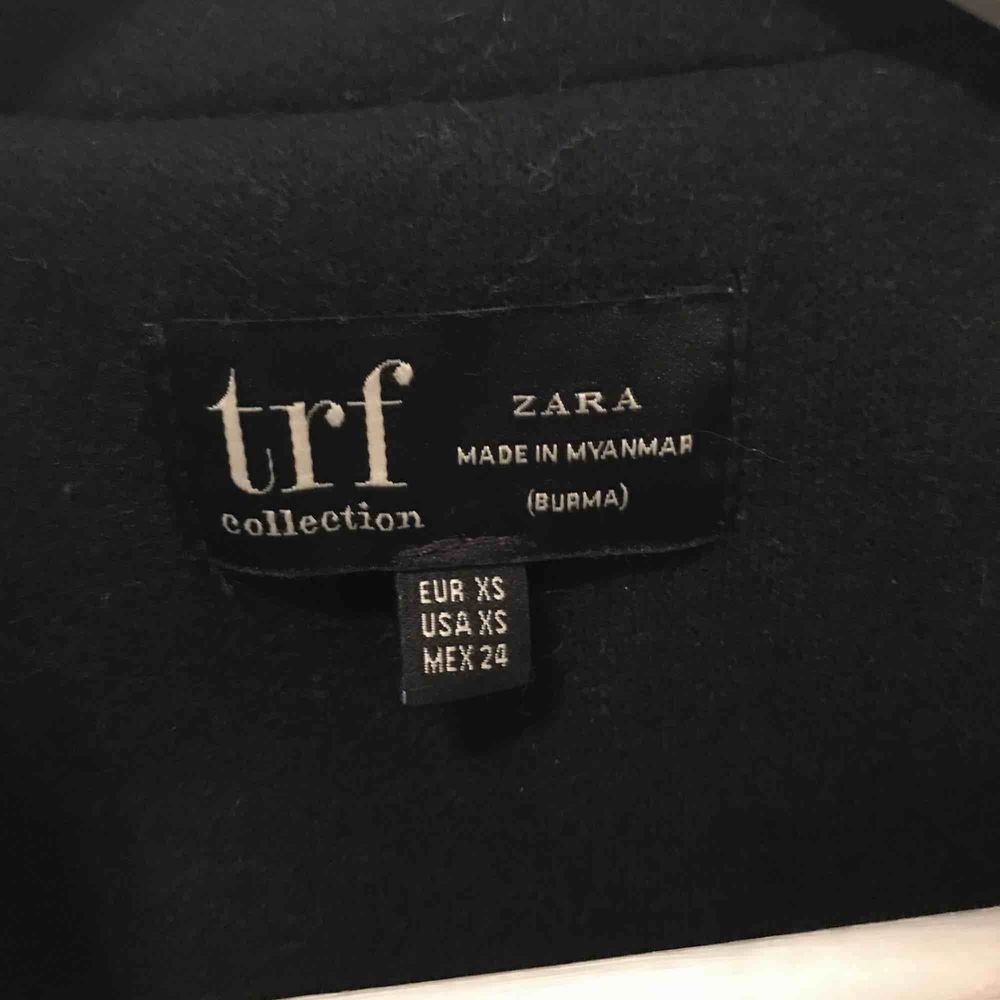 Svart kappa från Zara i XS. Ullmix 15% procent, är i jerseyliknande material, så med andra ord lite mjukare än en vanlig kappa. Aldrig använd. Nypris 600 SEK.. Jackor.