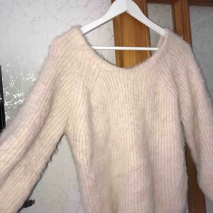  - Världens mysigaste tröja i superskönt material. Tröjan är i fint skick och är jättevarm. Sista bilder är hur baksidan ser ut.