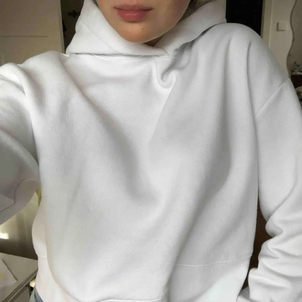 Croppad vit hoodie från Zara! superfin till vardags! använd endast ett fåtal gånger så bra kvalite inga slitningar eller fläckar!  Köparen står för frakten som blir ungefär 50 kr! Buda ❤️. Hoodies.