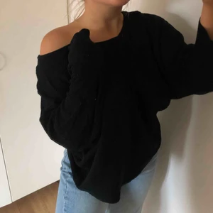  - Svart stickad tröja, tunn, superskön med snygg! Ganska bred urringning!