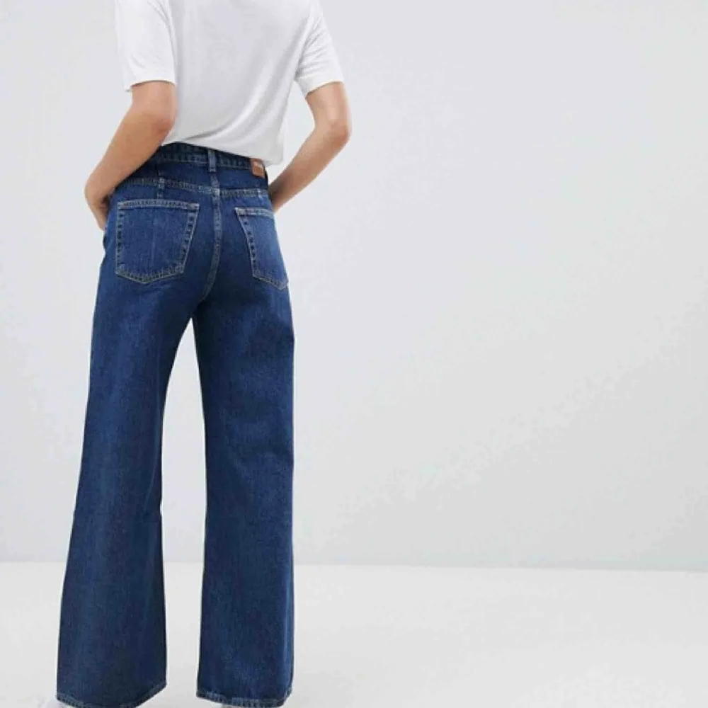 Säljer dessa weekday jeans! Färgen på jeanstyget heter ohio blue och byxmodellen Ace. Nypris 500kr. Fint skick, säljer pga för stora för mej. Möts upp i Sthlm eller så kan jag posta, frakt tillkommer isåfall🌸. Jeans & Byxor.