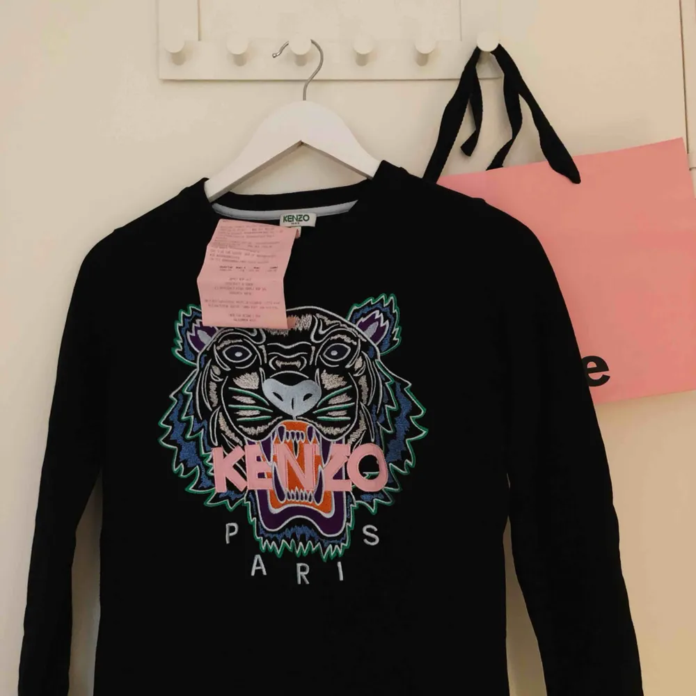 Hej,   Säljer min Kenzo tröja i storlek XS, knappt använd och den ser ut som ny! Köpt på Jackie i Täby centrum, kvitto finns! Kan mötas upp men kan även posta tröjan! Nypris 2 100 kr . Tröjor & Koftor.