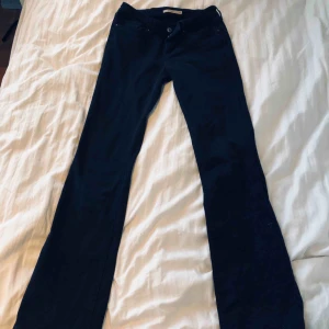  - Så du na, svarta levisjeans i bootcutmodell! W 27 / L 34. Kan mötas upp i Stockholm eller dela på frakten 🌼