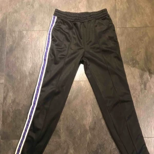  - Byxor från junkyard köpta här på plick men dom var tyvärr för små för mig. Byxorna är i superbra skick och kan skickas omgående. Frakt tillkommer!