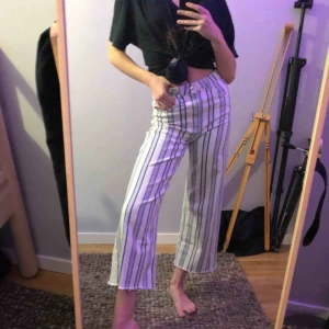  - Skitsnygga jeans som garanterat får dig känna dig skitsnygg. Storlek S/36! 