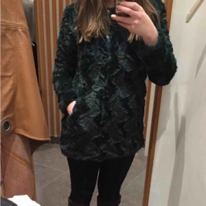  - Djupgrön fejkpäls i superfint skick!! Ena fickan är lagad men då det är på insidan syns det inte alls. Värmer skönt på hösten och på vintern kan den användas med en tunn dunjacka under för att förlänga användningstiden☺️   📬Frakt 63 kr
