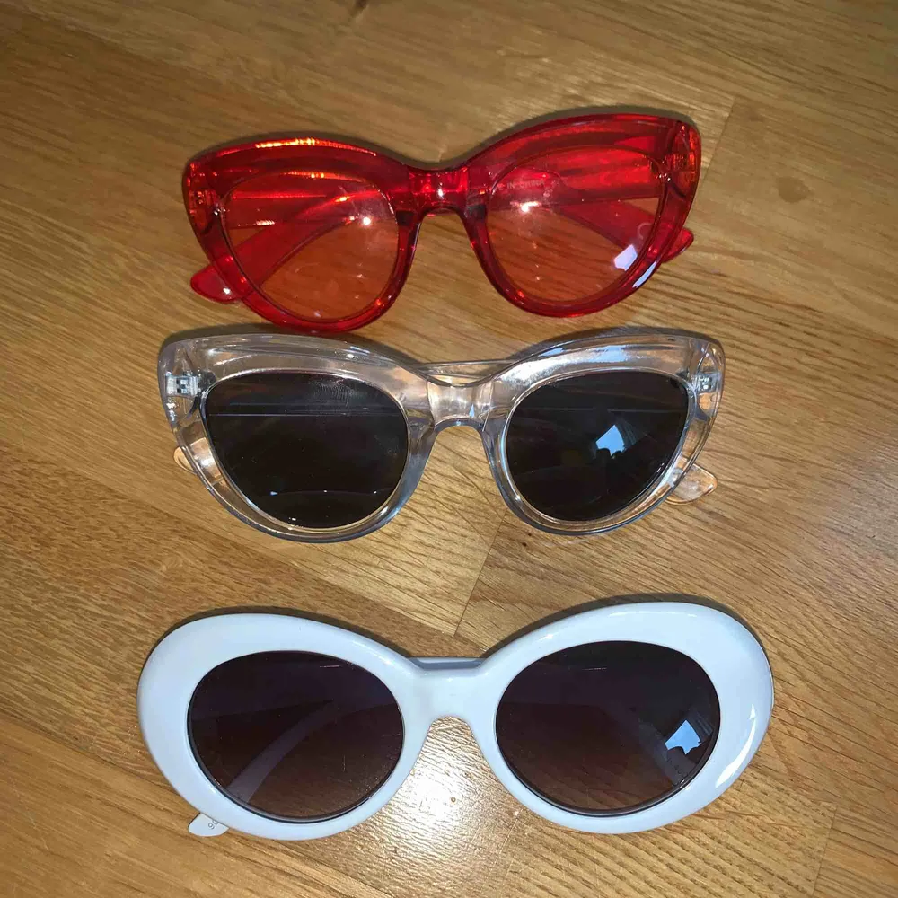 Tre par glasögon, alla tre är använda fåtal gånger! Två översta är från NA-KD och de understa är köpta på Beyond Retro💜  100kr för alla tre par!. Accessoarer.
