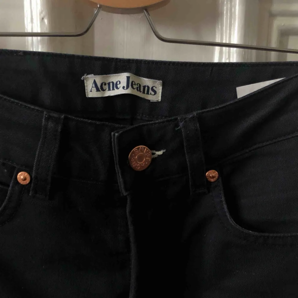 Svarta jeans från acne. Kan mötas upp i Gbg, annars tillkommer frakt✨. Jeans & Byxor.