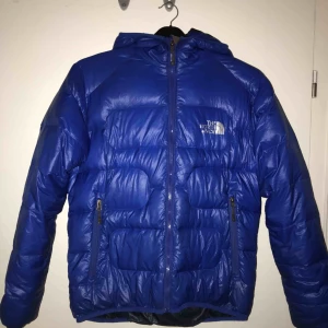  - Varm Northface jacka i bra. 
