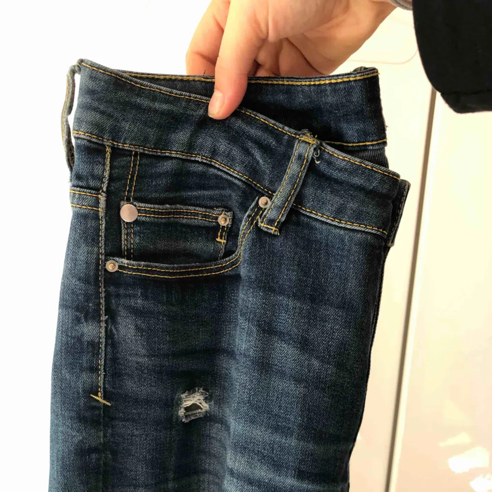 Snygga jeans mörk blå från lager 157 med hål i super snygga höst jeans . Jeans & Byxor.